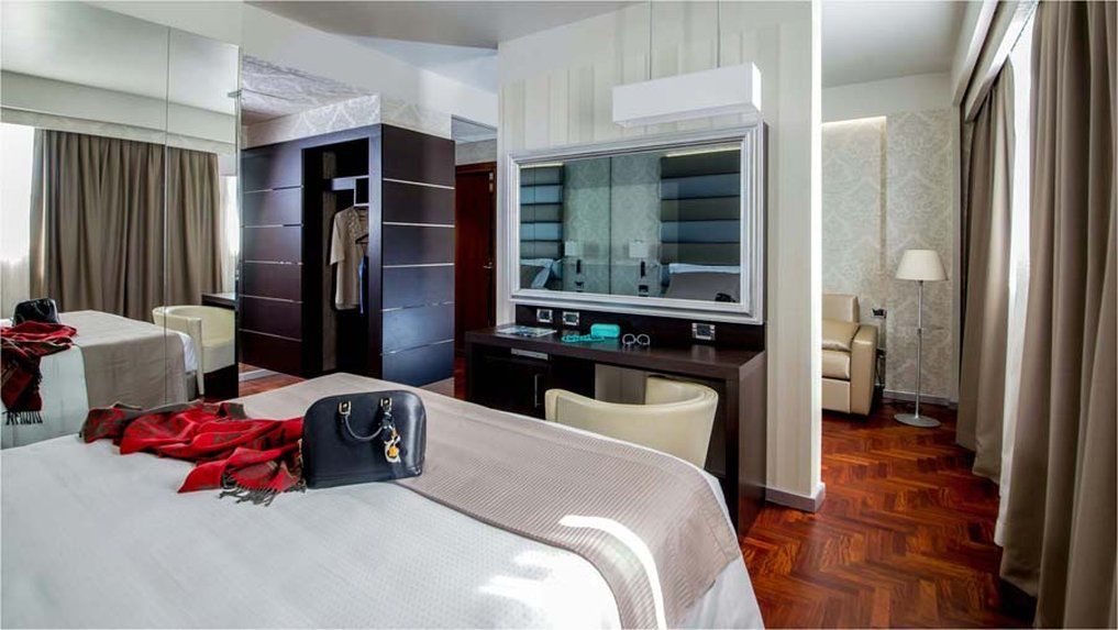 Enea Hotel Помеція Екстер'єр фото
