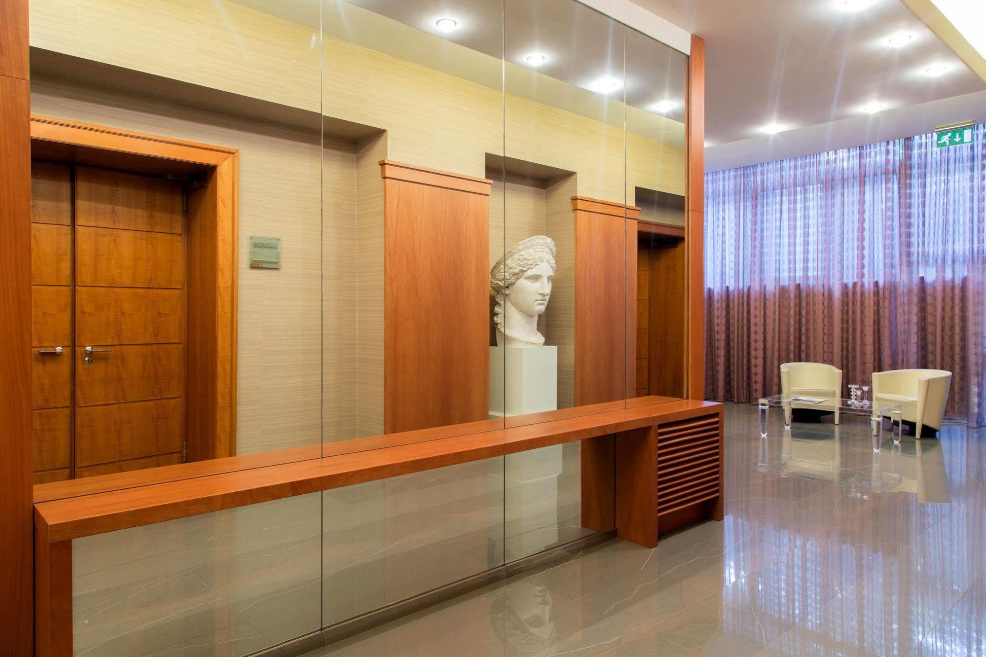 Enea Hotel Помеція Екстер'єр фото